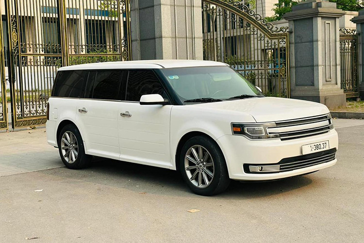 Chiếc Ford Flex Limited đời 2015 này đang được rao bán khoảng 1,65 tỷ đồng trên sàn xe cũ Hà Nội. Mức giá này khá cao nhưng phù hợp với độ hiếm của chiếc xe này tại Việt Nam. Đây là chiếc xe được nhập khẩu tư nhân do không được bán chính hãng, điều này càng khiến nó "hiếm có khó tìm" tại thị trường trong nước. 