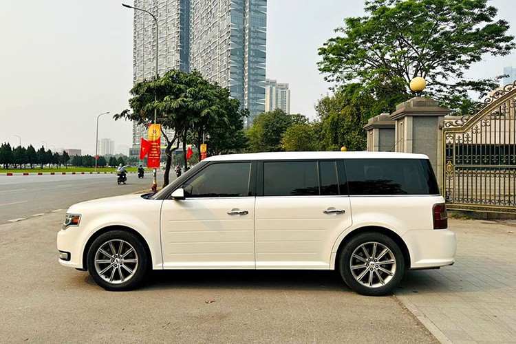 Về mặt thiết kế, mẫu xe SUV Ford Flex Limited 2015 sở hữu kiểu dáng hoàn toàn khác biệt so với những người anh em trong gia đình Ford hiện đang có mặt tại Việt Nam. Phong cách vuông vức trải đều từ trước ra sau chính là điểm nhận diện không thể nhầm lẫn của Flex.