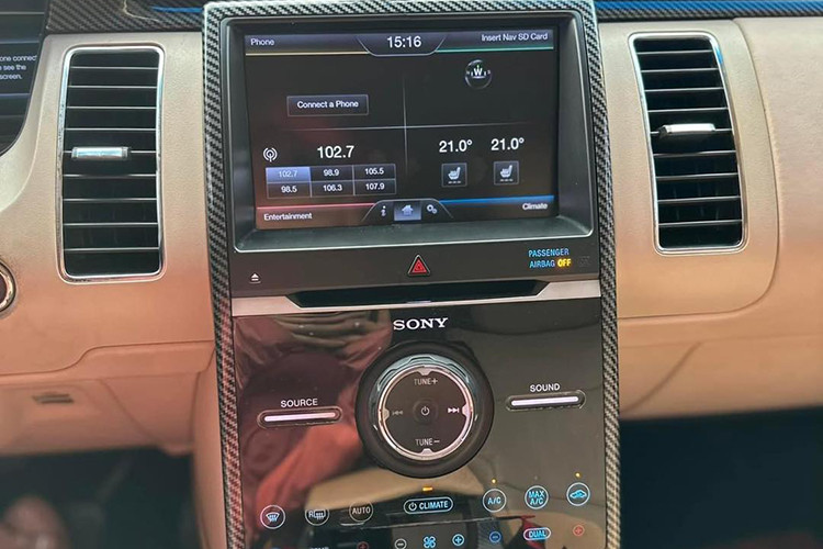 Nội thất xe với 6 chỗ ngồi được bố trí 2:2:2. Hàng ghế đầu có khả năng chỉnh điện trong khi hàng thứ 2 có thể gập xuống và nâng lên tạo lối đi thuận tiện vào hàng ghế thứ 3. Cả hai hàng ghế sau đều có thiết kế kiểu thương gia với diện tích ngồi cũng như không gian cực kì rộng rãi.