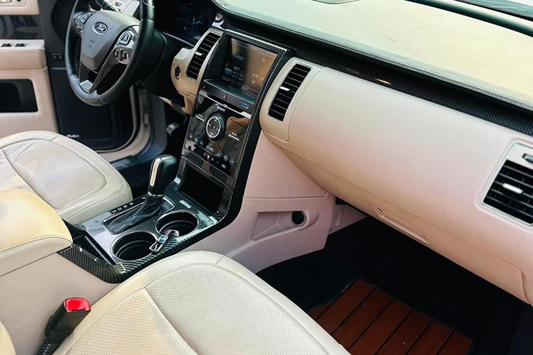 Ford Flex 2015 sử dụng động cơ xăng V6 Ecoboost, 3.5 lít tăng áp kép, sản sinh công suất 365 mã lực và mô-men xoắn 470 Nm. Đi kèm với đó là hộp số tự động 6 cấp và hệ dẫn động AWD giúp xe có độ bám tốt trong điều kiện đường trơn trượt do tuyết hoặc mưa lớn.