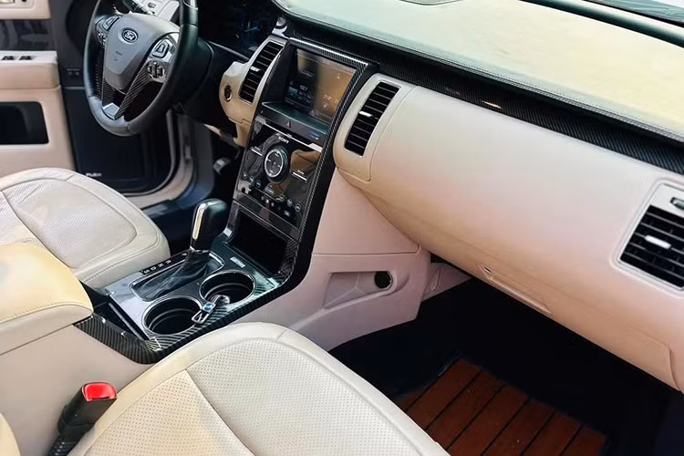 Ford Flex 2015 sử dụng động cơ xăng V6 Ecoboost, 3.5 lít tăng áp kép, sản sinh công suất 365 mã lực và mô-men xoắn 470 Nm. Đi kèm với đó là hộp số tự động 6 cấp và hệ dẫn động AWD giúp xe có độ bám tốt trong điều kiện đường trơn trượt do tuyết hoặc mưa lớn.