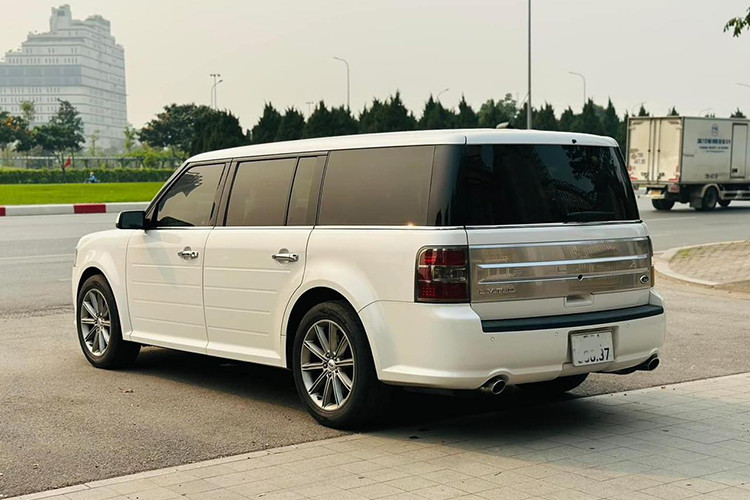 Mặt trước của xe nổi bật với đèn pha thiết kế liền khối lưới tản nhiệt. Dải đèn LED định vị đặt chính giữa cụm đèn pha. Hốc hút gió phía trên cản trước là sự kết hợp của 3 nan ngang... Thiết kế vuông vức tiếp tục được áp dụng tại 2 bên hông cũng như phần đuôi của Ford Flex.