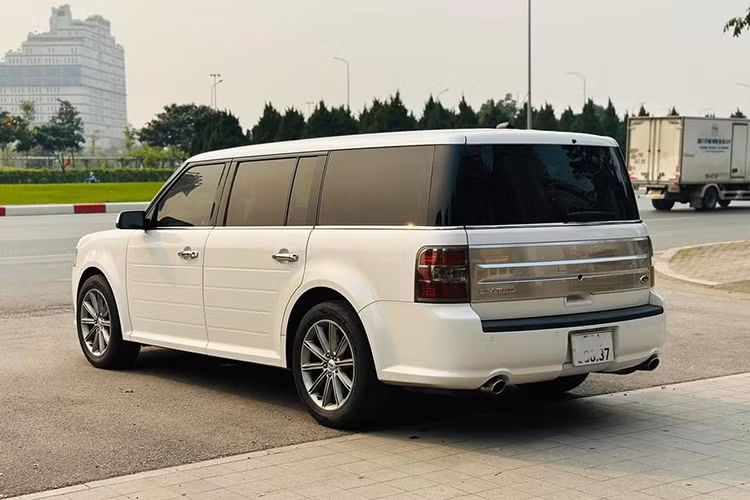 Mặt trước của xe nổi bật với đèn pha thiết kế liền khối lưới tản nhiệt. Dải đèn LED định vị đặt chính giữa cụm đèn pha. Hốc hút gió phía trên cản trước là sự kết hợp của 3 nan ngang... Thiết kế vuông vức tiếp tục được áp dụng tại 2 bên hông cũng như phần đuôi của Ford Flex.