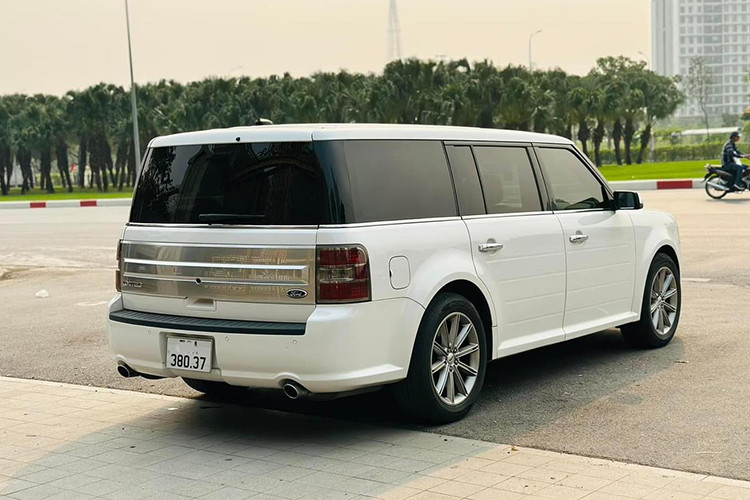 Với mức giá xe Ford Flex Limited 2015 rao bán trên thị trường xe cũ tới 1,65 tỷ đồng qua sử dụng 9 năm, hiện nó cao hơn cả Ford Everest Wildtrak mới với tùy chọn màu trắng tuyết (1,506 tỷ đồng) và Hyundai Palisade phiên bản cao cấp nhất (1,589 tỷ đồng)...