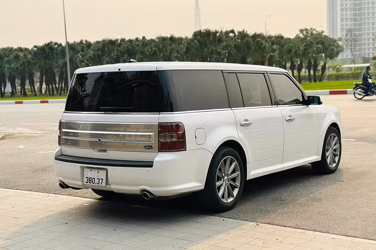 Với mức giá xe Ford Flex Limited 2015 rao bán trên thị trường xe cũ tới 1,65 tỷ đồng qua sử dụng 9 năm, hiện nó cao hơn cả Ford Everest Wildtrak mới với tùy chọn màu trắng tuyết (1,506 tỷ đồng) và Hyundai Palisade phiên bản cao cấp nhất (1,589 tỷ đồng)...