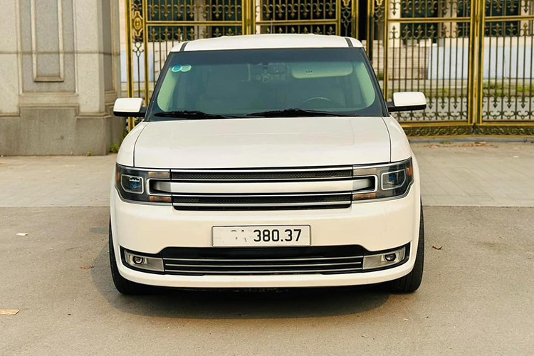 Tuy nhiên, với những người dùng tìm kiếm một mẫu xe gia đình cao cấp "không đụng hàng", những chiếc SUV Ford Flex đời 2015 như trong bài viết này được xem. là một lựa chọn đáng cân nhắc. 