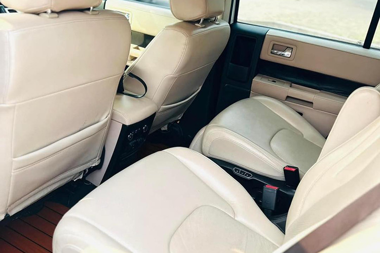 Về trang bị, Flex Limited sở hữu màn hình trung tâm dạng cảm ứng kích thước lớn tích hợp hệ thống giải trí hàng đầu của Ford hiện nay. Vô-lăng 3 chấu tích hợp nhiều phím chức năng hỗ trợ người lái. Toàn bộ ghế ngồi, bảng tap-lô, thành cửa đều được bọc da cao cấp.