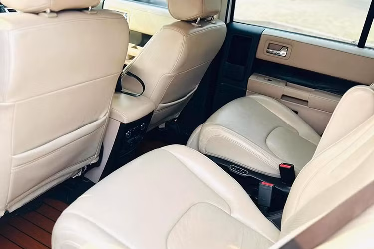 Về trang bị, Flex Limited sở hữu màn hình trung tâm dạng cảm ứng kích thước lớn tích hợp hệ thống giải trí hàng đầu của Ford hiện nay. Vô-lăng 3 chấu tích hợp nhiều phím chức năng hỗ trợ người lái. Toàn bộ ghế ngồi, bảng tap-lô, thành cửa đều được bọc da cao cấp.