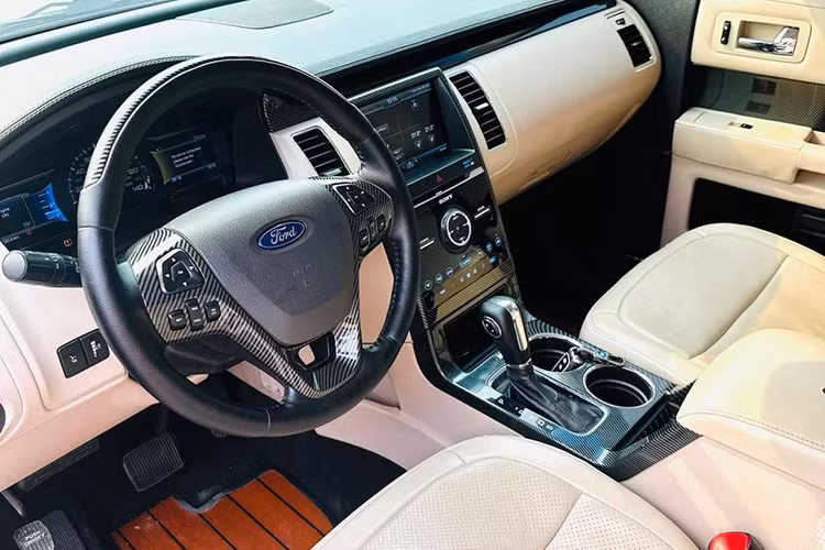 Mẫu xe SUV Ford Flex Limited 2015 này sở hữu kích thước tổng thể dài, rộng, cao lần lượt 5.126 x 2.035 x 1.727 (mm), chiều dài trục cơ sở ở mức 2.995 mm và trọng lượng không tải ở mức 2.014 kg.