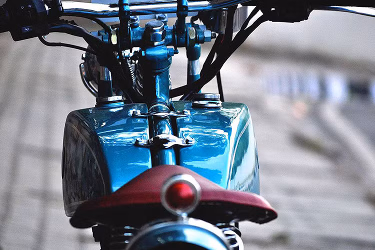 Theo đúng phong cách bobber, yên xe đã được tối giản chỉ dành riêng cho người lái, với bề mặt bọc da nâu tinh tế và có lò xo giảm xóc bên dưới tương tự yên của những chiếc xe đạp trước đây.