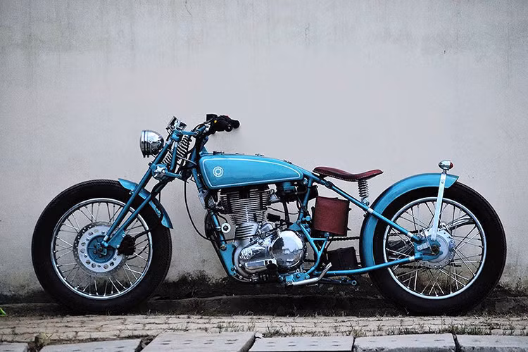 Để làm được điều này, họ đã phải sử dụng một chiếc Royal Enfield Classic mới, sau đó thay đổi hoàn toàn kết cấu cơ bản của chiếc xe, chỉ còn giữ lại động cơ nguyên bản cùng cặp bánh, hệ thống phanh và moay-ơ...