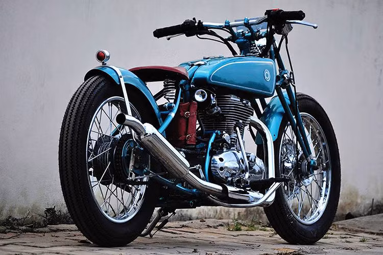 Nằm phía trên hệ thống gắp và phuộc trước của Royal Enfield Classic bobber là ghi-đông rộng ngang, đem tới tư thế ngồi thoải mái cho người lái. Dù mang dáng của một chiếc xe cổ, tuy nhiên Puranam Design vẫn giữ lại đầy đủ các trang bị của một chiếc môtô ngày nay.