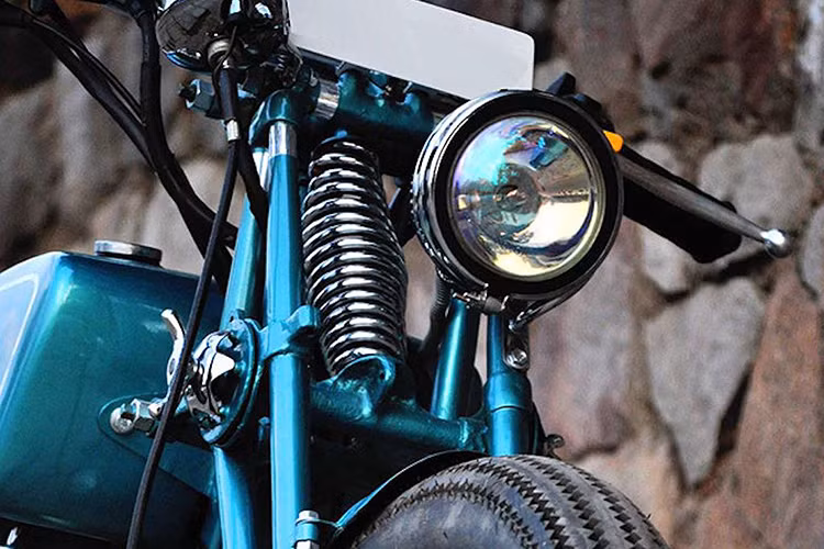 Bắt đầu từ bộ khung, xưởng độ xe Puranam Design đã thiết kế cho Royal Enfield Classic bộ khung mới, với khu vực phía sau tối giản và không còn giảm xóc theo đúng kiểu hardtail. Một bình xăng kép cũng được gò lại và kẹp giữa gióng chính của gương, có hình tam giác dài và góc cạnh tương tự các dòng mô tô cổ trong quá khứ.