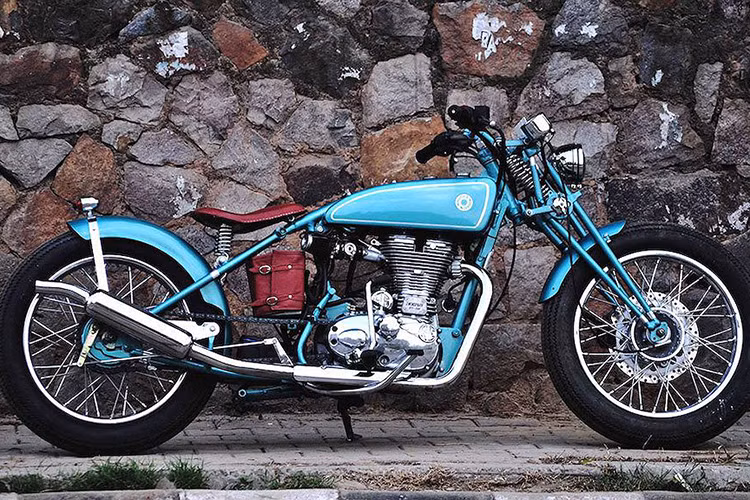 Một đồng hồ nhỏ được các thợ độ Puranam Design đặt lệch bên phải gắp trước, trong khi hệ thống điện và ắc quy nguyên bản của Classic đã được rút gọn và giấu khéo léo vào các hộp và túi bọc da nằm phía dưới yên.