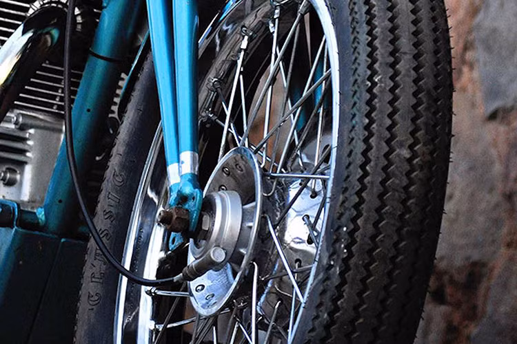 Để phù hợp với kiểu dáng cổ điển của toàn bộ bản độ, cặp vành nguyên bản trên Classic đã được bọc xung quanh bởi lốp vân zig-zag Duro theo phong cách lốp Firestone cũ. Điểm nổi bật nhất của chiếc Classic độ bobber này nằm ở phía trước, với kết cấu giảm xóc dạng girder đa điểm, sử dụng phuộc đơn nằm cạnh cổ xe.