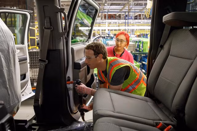 "Ông chủ Facebook" Mark Zuckerberg đã thực hiện một chuyến đi cùng Dale Earnhardt Jr… Zuckerberg đã ghé thăm nhà máy ôtô Ford River Rouger Complex của Ford. Mục đích của Mark Zuckerberg là tìm hiểu về công việc của họ và cách mà họ kết hợp công nghệ hiện đại vào thiết kế, phát triển sản phẩm cũng như quá trình sản xuất.