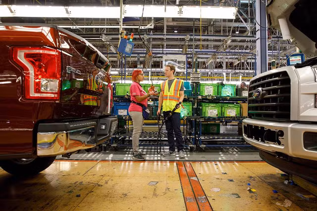 Tại nhà máy của hãng xe ôtô Ford, Mark Zuckerberg đã có cơ hội thử sức với công việc của nhà máy ở Michigan, chứng kiến tận mắt cách mà công ty thiết kế xe và trải nghiệm cảm giác ngồi trong chiếc Ford Fusion Hybrid vẫn đang được thử nghiệm, qua đó hiểu rõ hơn về quá trình biến đổi nó trở thành chiếc xe tự động trong tương lai.