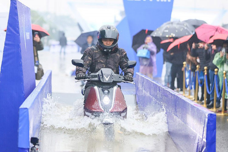 Xe máy điện Vinfast Theon sử dụng cụm 2 pin thế hệ mới chạy song song cho phép xe có thể đi được quãng đường lên tới 101km trong 1 lần sạc đầy. Tuổi thọ của thế hệ pin mới cũng ưu việt khi trải qua 2.000 lần sạc vẫn còn 70% dung lượng.