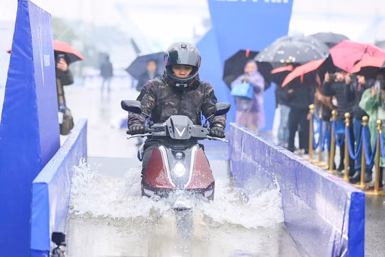 Xe máy điện Vinfast Theon sử dụng cụm 2 pin thế hệ mới chạy song song cho phép xe có thể đi được quãng đường lên tới 101km trong 1 lần sạc đầy. Tuổi thọ của thế hệ pin mới cũng ưu việt khi trải qua 2.000 lần sạc vẫn còn 70% dung lượng.