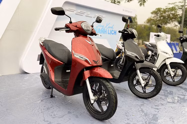 Cùng ra mắt với Theon là Vinfast Feliz 2021 mới với kiểu dáng thanh lịch, gọn gàng và tiện dụng được nghiên cứu và phát triển phù hợp với nhu cầu di chuyển trong đô thị của số đông người Việt Nam. 