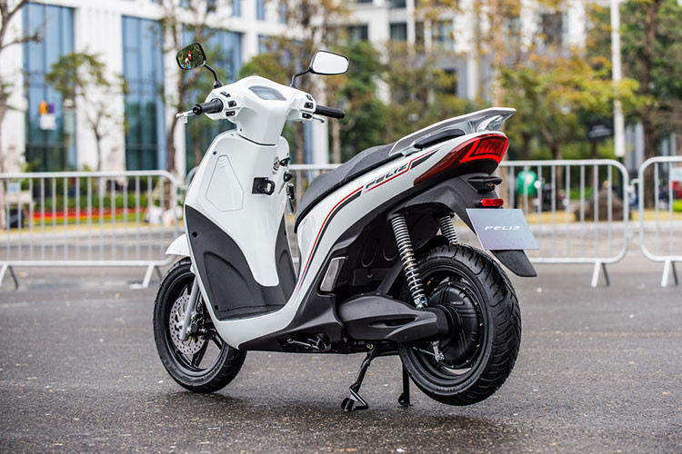 Nhân dịp này, VinFast chính thức công bố mô hình trải nghiệm mua sắm O2O (online to offline) nhằm đem đến các trải nghiệm thuận tiện cho khách hàng. Từ ngày 21/1/2021, khách hàng có thể truy cập trang thương mại điện tử của VinFast tại địa chỉ https://vinfastauto.com/ để đăng ký lái thử, đặt hàng hoặc trải nghiệm trực tiếp tại các showroom và đại lý chính thức của VinFast.