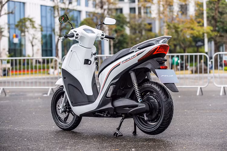 Nhân dịp này, VinFast chính thức công bố mô hình trải nghiệm mua sắm O2O (online to offline) nhằm đem đến các trải nghiệm thuận tiện cho khách hàng. Từ ngày 21/1/2021, khách hàng có thể truy cập trang thương mại điện tử của VinFast tại địa chỉ https://vinfastauto.com/ để đăng ký lái thử, đặt hàng hoặc trải nghiệm trực tiếp tại các showroom và đại lý chính thức của VinFast.