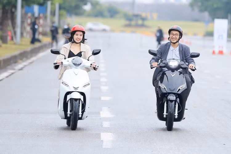 Nhân dịp ra mắt hai sản phẩm mới và mô hình trải nghiệm mua sắm O2O, VinFast áp dụng chính sách ưu đãi đặc biệt hấp dẫn. Tất cả các khách hàng đặt xe trước trong thời gian từ 21/1 - 31/1/2021 sẽ được ưu đãi tối đa lên tới 3 triệu đồng khi đăng ký xe Feliz và tới 8,1 triệu đồng với dòng xe Theon.