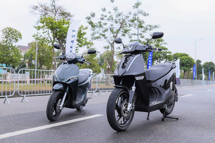 Theo đó giá xe Vinfast Theon 2021 sẽ là 63,9 triệu đồng; khách hàng có thể tùy chọn mua pin với giá 17,2 triệu đồng hoặc thuê bao pin với giá ưu đãi 350.000 đồng/tháng.