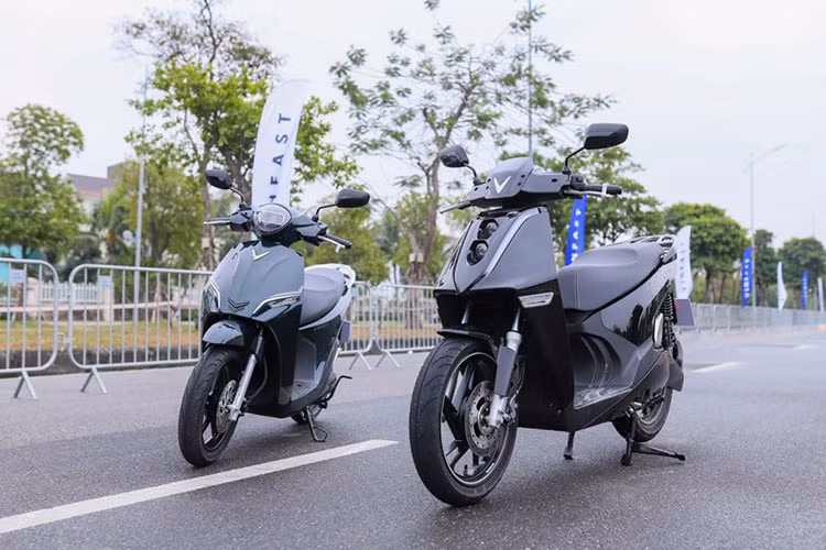 Theo đó giá xe Vinfast Theon 2021 sẽ là 63,9 triệu đồng; khách hàng có thể tùy chọn mua pin với giá 17,2 triệu đồng hoặc thuê bao pin với giá ưu đãi 350.000 đồng/tháng.