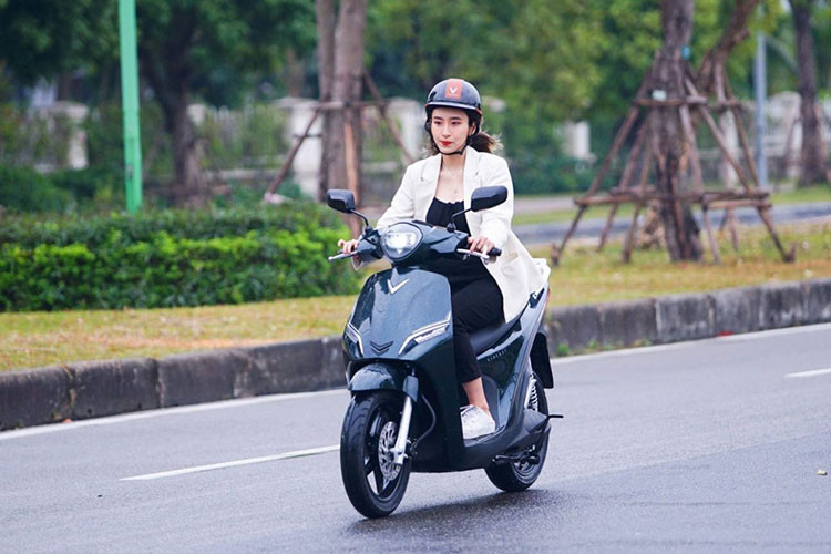 “Nhằm mục tiêu thay đổi định nghĩa của người tiêu dùng về xe máy điện, VinFast đã nghiên cứu, phát triển các dòng xe máy điện có hiệu suất vận hành tương đương xe xăng và chi phí vận hành rẻ hơn. Chúng tôi cũng rất chú trọng đến khâu thiết kế để cho ra đời các sản phẩm đẹp, an toàn, tiện dụng và đẳng cấp. Không chỉ thế, các dòng xe máy điện của VinFast được ứng dụng công nghệ cao đem đến các tính năng thông minh và trải nghiệm vượt trội cho khách hàng”, bà Thái Thanh Hải – Tổng giám đốc VinFast chia sẻ.