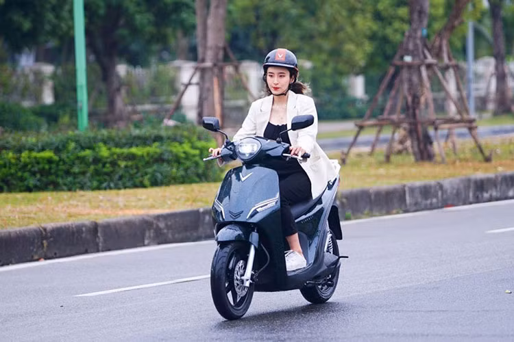 “Nhằm mục tiêu thay đổi định nghĩa của người tiêu dùng về xe máy điện, VinFast đã nghiên cứu, phát triển các dòng xe máy điện có hiệu suất vận hành tương đương xe xăng và chi phí vận hành rẻ hơn. Chúng tôi cũng rất chú trọng đến khâu thiết kế để cho ra đời các sản phẩm đẹp, an toàn, tiện dụng và đẳng cấp. Không chỉ thế, các dòng xe máy điện của VinFast được ứng dụng công nghệ cao đem đến các tính năng thông minh và trải nghiệm vượt trội cho khách hàng”, bà Thái Thanh Hải – Tổng giám đốc VinFast chia sẻ.