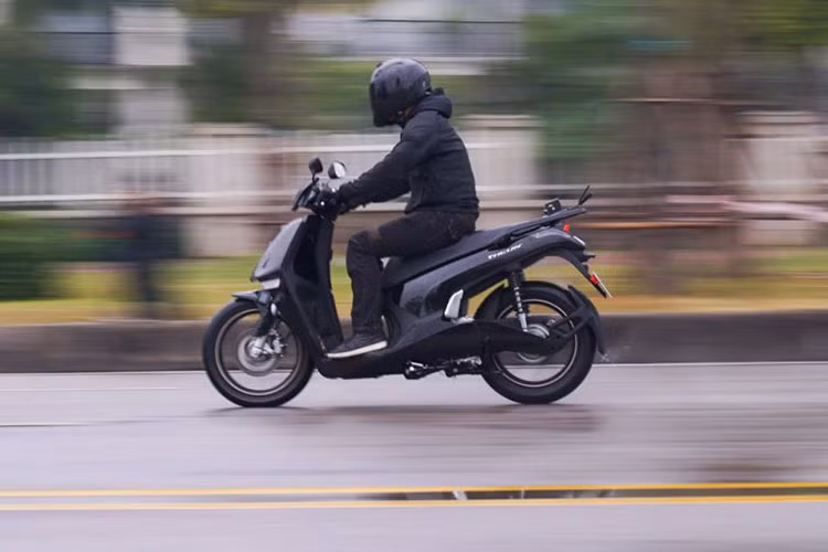 Đặc biệt, xe máy điện Vinfast Theon còn đạt tiêu chuẩn chống nước và bụi cao nhất trên thị trường (IP67), cho phép hoạt động tốt trong điều kiện nước ngập sâu tới 1m ít nhất 30 phút liên tục.