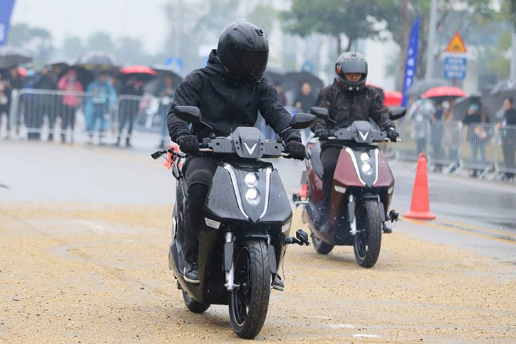 Về thiết kế, Theon sử dụng màn hình LCD màu cho đồng hồ, thể hiện nhiều thông số như tốc độ, trạng thái pin, nhiệt độ… Hệ thống đèn Led sử dụng công nghệ Projector tạo ra những mặt cắt ánh sáng không làm lóa mắt người đối diện...