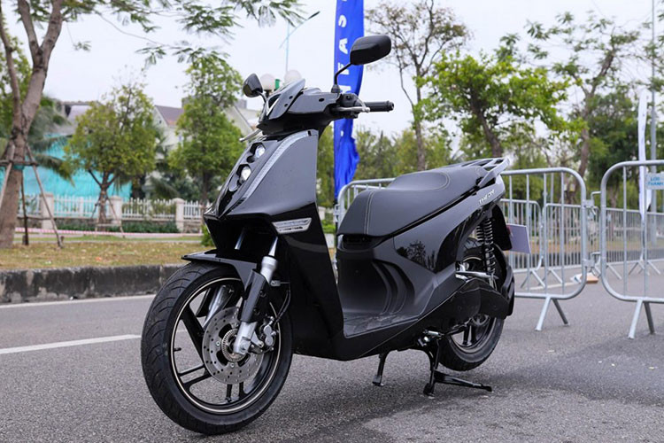 Theon được trang bị động cơ đặt giữa cùng với hệ truyền động bằng dây xích có công suất lên đến 7.100 W, có thể đạt được 9.000 W tương đương với 12 mã lực và mô-men xoắn cực đại 22,27 Nm. Sức mạnh này giúp Theon tăng tốc từ 0 đến 50km/h chỉ trong 6 giây, tốc độ tối đa 90 km/h.