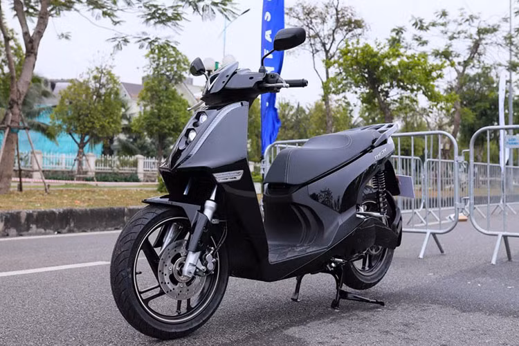 Theon được trang bị động cơ đặt giữa cùng với hệ truyền động bằng dây xích có công suất lên đến 7.100 W, có thể đạt được 9.000 W tương đương với 12 mã lực và mô-men xoắn cực đại 22,27 Nm. Sức mạnh này giúp Theon tăng tốc từ 0 đến 50km/h chỉ trong 6 giây, tốc độ tối đa 90 km/h.