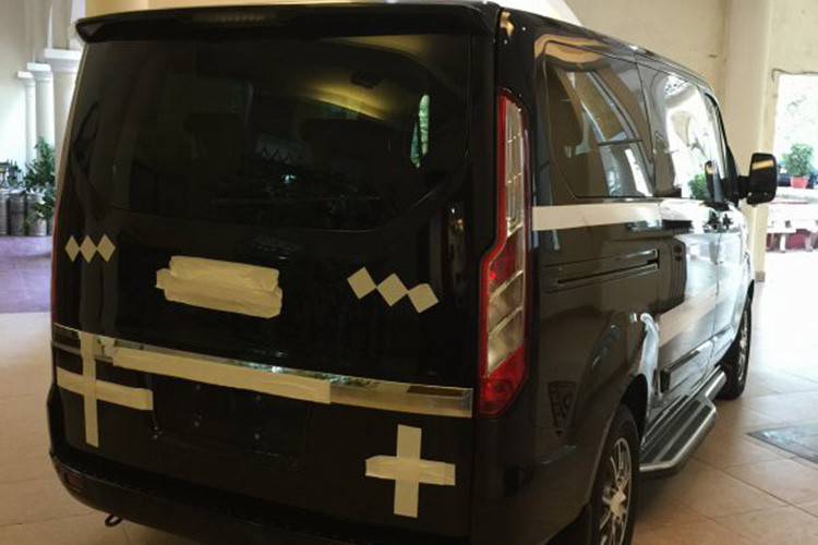 Về bản chất, Tourneo được phát triển từ hệ thống gầm bệ của Transit - mẫu minibus quen thuộc và bán chạy nhất tại Việt Nam. Do đó, kích thước xe cũng có phần tương đồng. Theo chia sẻ từ tư vấn bán hàng, mẫu xe Tourneo sẽ được thiết kế phục vụ gia đình hoặc khách hạng sang chứ không chở khách thông thường như Transit.