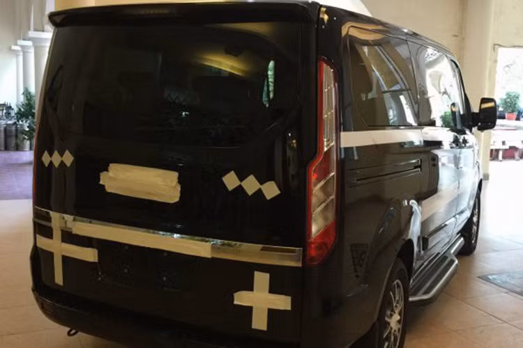 Về bản chất, Tourneo được phát triển từ hệ thống gầm bệ của Transit - mẫu minibus quen thuộc và bán chạy nhất tại Việt Nam. Do đó, kích thước xe cũng có phần tương đồng. Theo chia sẻ từ tư vấn bán hàng, mẫu xe Tourneo sẽ được thiết kế phục vụ gia đình hoặc khách hạng sang chứ không chở khách thông thường như Transit.