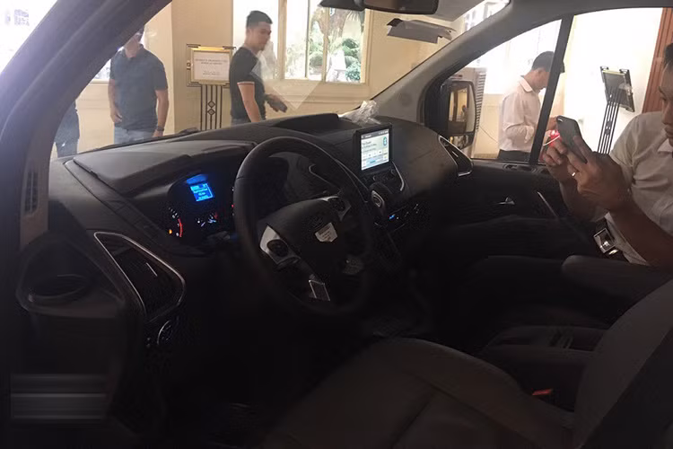 Bên trong nội thất của xe, vô-lăng 4 chấu có thiết kế gần giống Focus 2013 đang lăn bánh tại Việt Nam, bản trước facelift. Màn hình giải trí trung tâm 7 inch đặt nổi, tích hợp hệ thống Sync 3 hiện đại nhất. Điều hòa tự động 2 vùng với cửa gió riêng biệt cho từng hàng ghế.