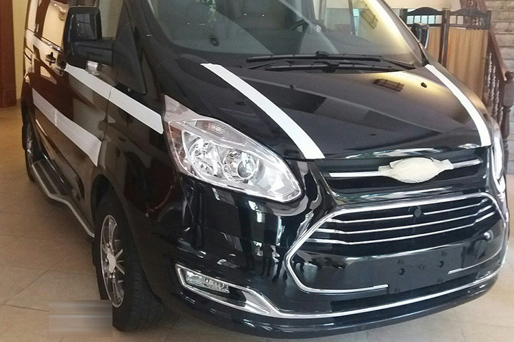 Quan sát ngoại hình, có thể thấy Ford Tourneo tại Việt Nam sẽ mang thiết kế không phải mới nhất như mẫu đang bán trên thế giới. Xe được trang bị hệ thống chiếu sáng xenon với projector, kết hợp đèn định vị và đèn hậu LED. Vành đúc hợp kim kích thước 16 inch.