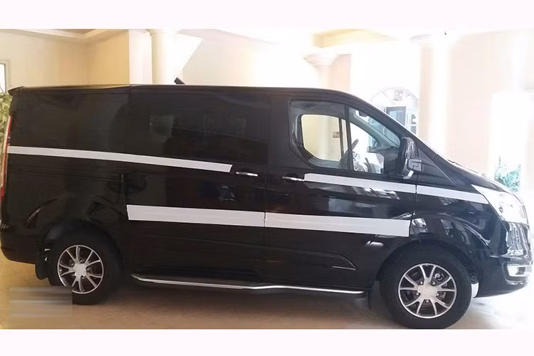 Tại nước ngoài, mẫu xe MPV gia đình Ford Tourneo có cấu hình 9 chỗ ngồi, nhưng mẫu xe này tại Việt Nam sẽ chỉ có cấu hình 7 chỗ ngồi, thiết kế tương đối giống phong cách của những mẫu MPV cỡ lớn như Mercedes V-Class hay Peugeot Traveller hiện đang bán ra.