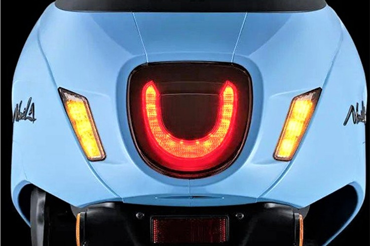 Đáng chú ý, phần đuôi xe NS125LA có tạo hình khá giống các mẫu xe Vespa, cả hai bánh xe đều trang bị mâm đúc loại nhỏ, xe có trọng lượng 110 kg, dung tích bình xăng 6 lít, hệ thống phanh kết hợp gồm phanh đĩa đơn trên bánh trước và bánh sau dùng phanh tang trống.