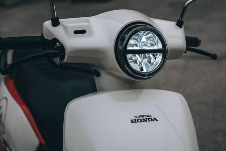 Xe được trang bị đèn pha tròn được phân chia hai cấp, đèn xi nhan được tạo thành hai dải gọn gàng đặt trên mặt nạ trước. Cùng với đèn chiếu hậu và xi nhan sau thì toàn bộ hệ thống chiếu sáng trên xe sử dụng công nghệ Led. Gương chiếu hậu của mẫu tay ga này cũng được tạo hình tròn.