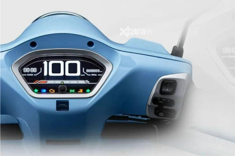 Honda NS125LA cũng được trang bị bảng đồng hồ kỹ thuật số, cổng sạc USB ẩn trong hộp đựng đồ phía trước, hộc đồ chính 20 lít bố trí dưới yên xe có thể chứa vừa một mũ bảo hiểm cỡ lớn. Mẫu xe này có hai tùy chọn chìa khóa thông minh smartkey hoặc chìa khóa cơ trên hai phiên bản khác nhau.