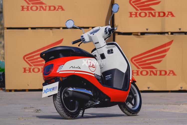 Thiết kế tổng thể của xe ga Honda NS125LA 2024 có phần khác biệt với các mẫu xe tay ga khác đang bán ra hiện nay như Honda Lead hay Air Blade. Xe có kiểu dáng gọn gàng mang phong cách cổ của châu Âu có phần tương đồng với đối thủ Yamaha Grande.