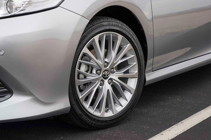 Về thiết kế, Toyota Camry Hybrid mới dự đoán không khác biệt nhiều về thiết kế so với phiên bản Bắc Mỹ. Trên đầu xe cũng sẽ có thiết kế lưới tản nhiệt dạng thanh ngang. Xe cũng sở hữu chiều dài tổng thể 4.859 mm (tăng 10 mm), rộng 1.834 mm (tăng 13 mm), cao 1.440 mm (giảm 30 mm) và chiều dài cơ sở 2.824 mm.