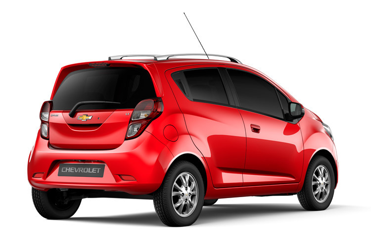 So với phiên bản cũ, Spark phiên bản 2017 sở hữu chiều dài cơ sở lớn hơn, chiều cao lại giảm khoảng 40 mm để giảm hệ số lực cản không khí. Các kích thước cơ bản của Chevrolet Spark 2017 bao gồm chiều dài tổng thể 3.595 mm, rộng 1.595 mm, cao 1.475 mm và chiều dài cơ sở 2.385 mm.