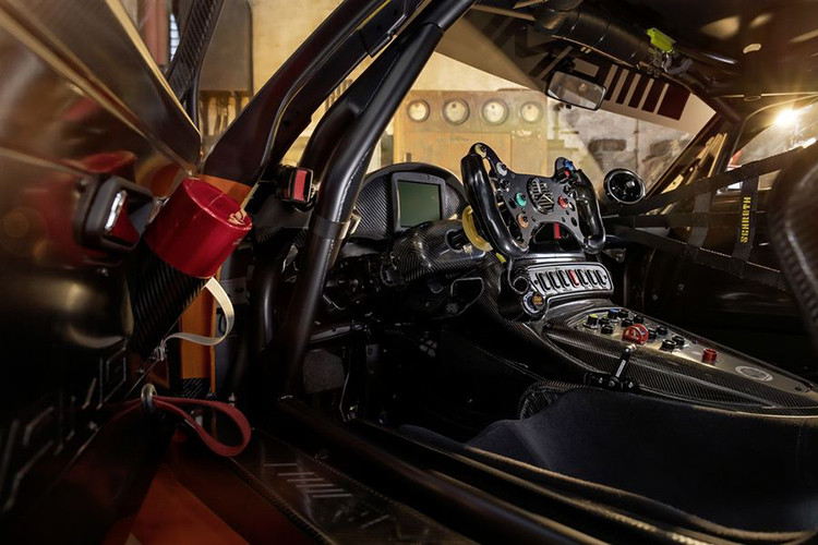 Các thay đổi ở bên trong xe là khá ít, Mercedes cho biết GT3 mới sẽ có hệ thống tối ưu hóa nhiên liệu, tay nắm cao su để tăng cường kiểm soát.