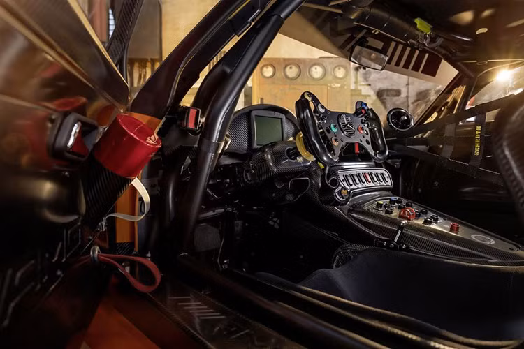 Các thay đổi ở bên trong xe là khá ít, Mercedes cho biết GT3 mới sẽ có hệ thống tối ưu hóa nhiên liệu, tay nắm cao su để tăng cường kiểm soát.