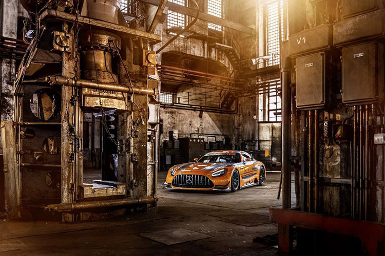 Ngoài ra, các kỹ sư của Mercedes cũng tối ưu hóa phần trước của xe để bảo vệ bộ tản nhiệt tốt hơn. Họ cũng chú tâm hơn vào việc bảo vệ động cơ, trục trước và hệ thống lái. Nhờ đó, khi xe gặp những tai nạn hay va chạm nhỏ thì cũng sẽ bớt được chi phí sửa chữa. Giá xe Mercedes-AMG GT3 mới dự kiến từ 399.000 Euro (tương đương 10,5 tỷ đồng).