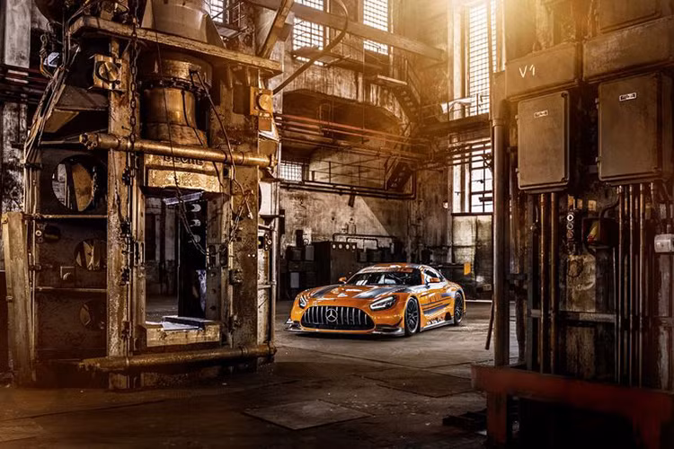 Ngoài ra, các kỹ sư của Mercedes cũng tối ưu hóa phần trước của xe để bảo vệ bộ tản nhiệt tốt hơn. Họ cũng chú tâm hơn vào việc bảo vệ động cơ, trục trước và hệ thống lái. Nhờ đó, khi xe gặp những tai nạn hay va chạm nhỏ thì cũng sẽ bớt được chi phí sửa chữa. Giá xe Mercedes-AMG GT3 mới dự kiến từ 399.000 Euro (tương đương 10,5 tỷ đồng).